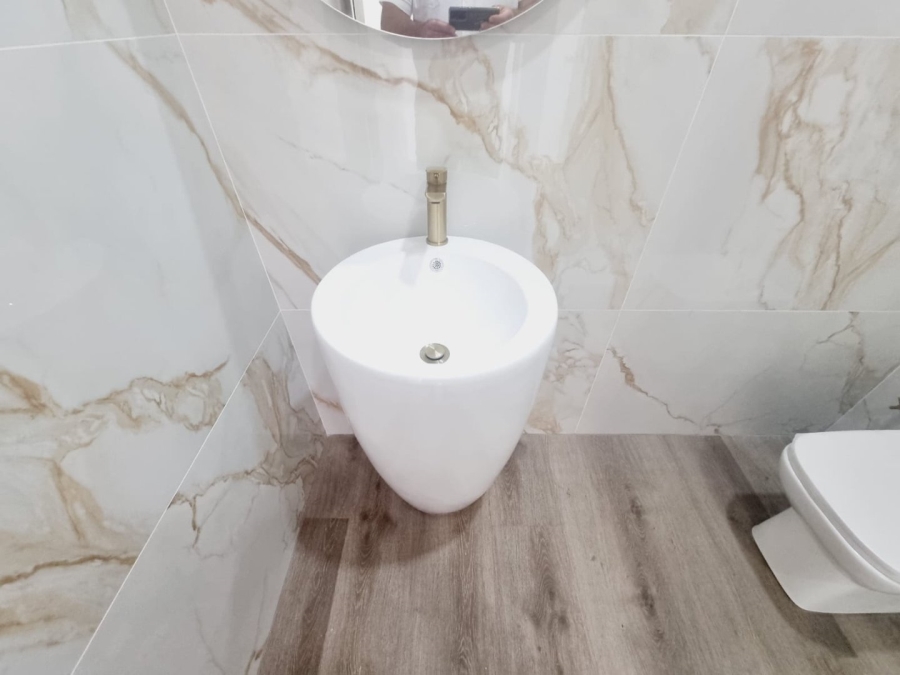 5 Bedroom Property for Sale in Sandown Western Cape